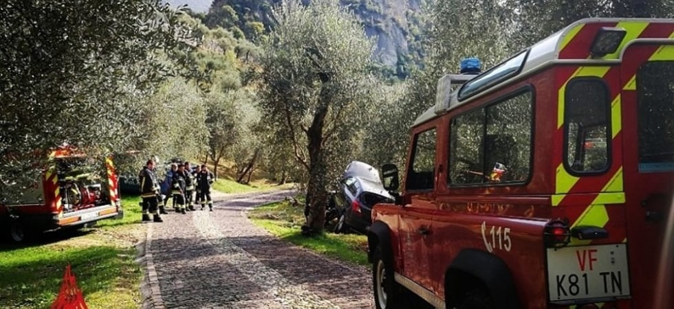 Perde il controllo dell'auto che esce dalla stradina, si sbilancia e finisce contro gli ulivi